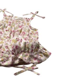 Vestido floral con cuerpo fruncido, fondo rosa y patrones de flores multicolores. Cuenta con tirantes ajustables y dobladillo con volantes.