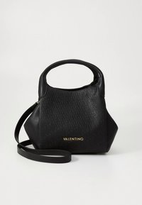 Svart skinnhåndveske med teksturert overflate, med en gullfarget "VALENTINO"-logo, to håndtak og en justerbar skulderrem.