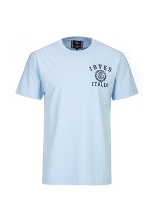 Lichtblauw T-shirt met korte mouwen, ronde hals en zwarte opdruk met de tekst "19V69 ITALIA" en een leeuwenlogo op de linkerborst.