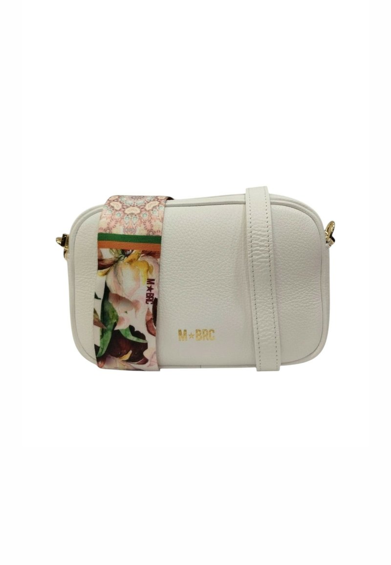 Borsa a tracolla bianca in pelle con tracolla a fantasia floreale, dettaglio logo dorato, forma rettangolare, texture liscia e tracolla regolabile.