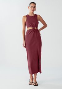 Vínové šaty bez rukávov s výrezom a kruhovým dekorom v páse, s bočným rozparkom a prúdiacou, hladkou textúrou.