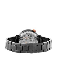 Reloj de pulsera negro con una tapa trasera transparente que muestra los mecanismos internos, con una corona de oro rosado y un diseño de pulsera enlazada.