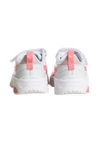 Scarpe da ginnastica bianche con dettagli rosa, superiore in pelle strutturata e mesh, colletto imbottito e suola in gomma per una migliore aderenza.