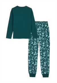 Turkizna majica z dolgimi rokavi in krogaškim izrezom v kombinaciji z vzorčastimi pižamskimi hlačami, ki prikazujejo grafike na temo vesolja v temnejšem turkiznem in svetlo modrem odtenku.