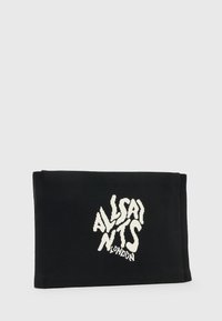 Svart tygpouch med djärv vit text "ALLSAINTS LONDON" i ett abstrakt typsnitt. Rektangulär form med slät yta och vikta sidor.