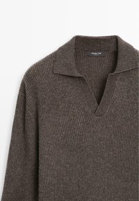Pull en brown texturé avec un design à côtes, doté d'un col en V et de manches amples. L'étiquette indique "Massimo Dutti".