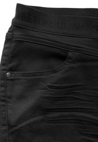 Zwarte denim broek met een gestructureerde tailleband waarop "STREET ONE DENIM" is geperst. Inclusief een voorzak met een zilveren studs detail.