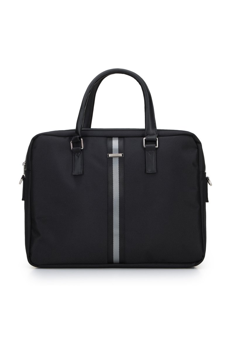 Bolsa de portátil negra con superficie texturizada, cuenta con dos asas, una franja central plateada y detalles metálicos en plata. Incluye compartimentos con cremallera.
