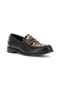 Svart läderloafersko med panel i leopardmönster på vaden och klassisk penny-fåra, vinkelställd visning på vit bakgrund.