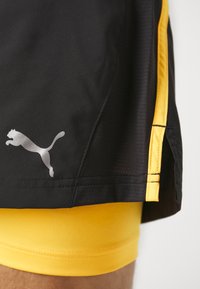 Puma RUN FAVORITE VELOCITY WOVEN 2IN1 SHORT M - Sportiniai šortai - black/sunset glow