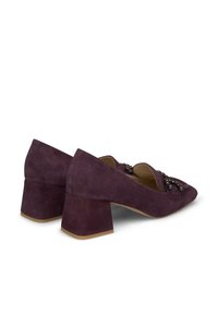 Tacchi in suede viola con un tacco a blocco largo. Presentano una punta affusolata e decorazioni di perline sulla parte superiore. Texture liscia.