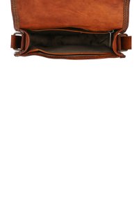 Borsa a tracolla in pelle marrone con chiusura a zip e tracolla regolabile. L'interno presenta un rivestimento in morbido tessuto e un design minimalista.