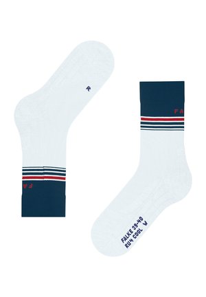 Białe skarpetki z granatowym ściągaczem w prążki, ozdobione czerwonymi i granatowymi paskami. Haftowane napisy "FALKE" i "R" wskazują na prawą stopę. Teksturowana tkanina.