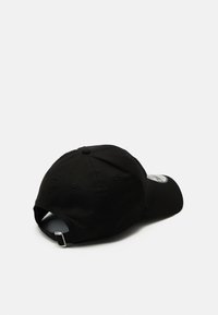 Juodas beisbolo kepurė su išlenktu brimu, pagaminta iš medvilnės, su reguliuojamu dirželiu gale ir ventiliacijos skylutėmis, matoma iš užpakalio.