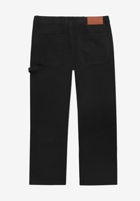 Czarne spodnie bawełniane o prostym kroju nogawki, z tylnymi kieszeniami oraz brązową skórzaną metką na pasku. Gładka tekstura.