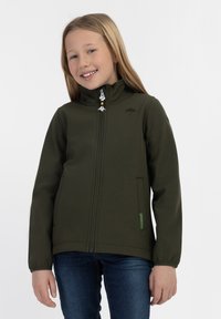 Giacca softshell verde oliva con colletto alto, chiusura con zip, tasche laterali e una toppa di accento; tessuto strutturato con finitura liscia.
