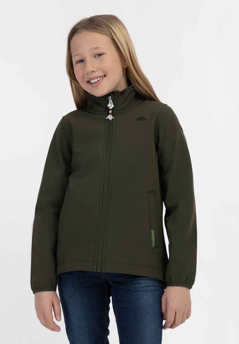 Olivgrüne Softshell-Jacke mit hohem Kragen, Reißverschluss, seitlichen Taschen und einem Akzent-Patch; strukturierter Stoff mit glatter Oberfläche.