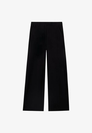 Pantaloni neri a gamba larga con tasche frontali, passanti per cintura e un design pulito e con fronte piatto, distesi su uno sfondo bianco.