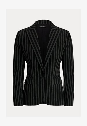 Czarny żakiet w paski z wyraźną sylwetką, ostrymi klapami, zapięciem na jeden guzik oraz dwoma przednimi kieszeniami. Materiał ma gładką teksturę.