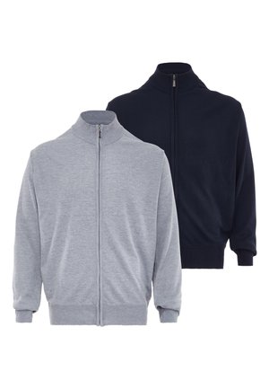 Zwei Sweatshirts mit Reißverschluss, eines hellgrau vorne und eines dunkelmarine hinten, beide mit hohem Kragen und gerippten Bündchen und Säumen.