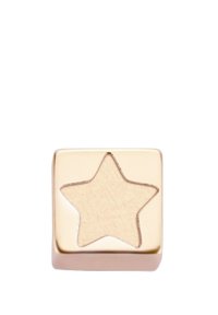 Charm carré de couleur dorée avec une découpe en forme d'étoile au centre. Surface lisse avec une finition polie, réfléchissant la lumière de manière subtile.