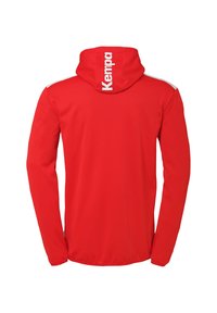 Rød hættejakke med en glat tekstur, prydet med et hvidt logo på ryggen og hvide detaljer på ærmerne. Længde-zip design, lange ærmer.