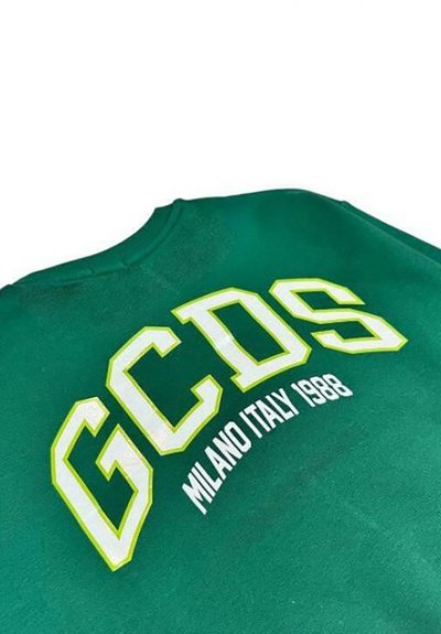 Felpa verde con testo bianco e verde brillante "GCDS MILANO ITALY 1988". Il tessuto è liscio con un design classico a girocollo.