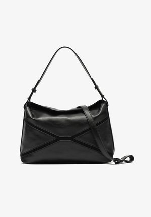 Mustast nahast õlakott reguleeritava rihmaga ja esiküljel geomeetriliste õmblustega, valgel taustal.