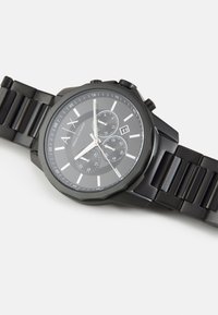 Orologio in acciaio inossidabile nero con quadrante rotondo, tre sottodial di cronografo, indici delle ore bianchi e un bracciale metallico a maglie.