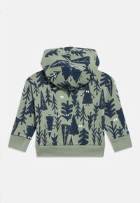 Zöld gyermek kapucnis pulóver tengerészkék absztrakt faalakzatokkal és fehér szemek mintázattal az egész darabon.