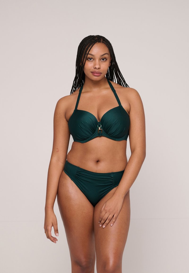Bikini vert foncé avec un haut structuré et rembourré, doté d'un accent central et de bretelles réglables, associé à un bas froncé taille basse.