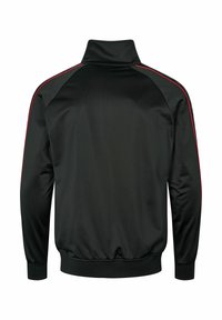 Zwarte ritssluitingjack met een hoge kraag, voorzien van rode accentstrepen langs de schouders. Gemaakt van glad, lichtgewicht materiaal.