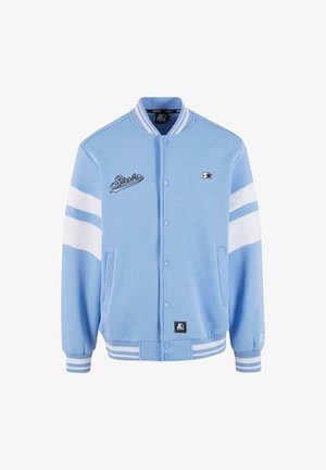 Veste varsity bleu clair avec des accents rayés blancs, boutons pression, poignets côtelés et logo brodé sur la poitrine. Texture de tissu douce.