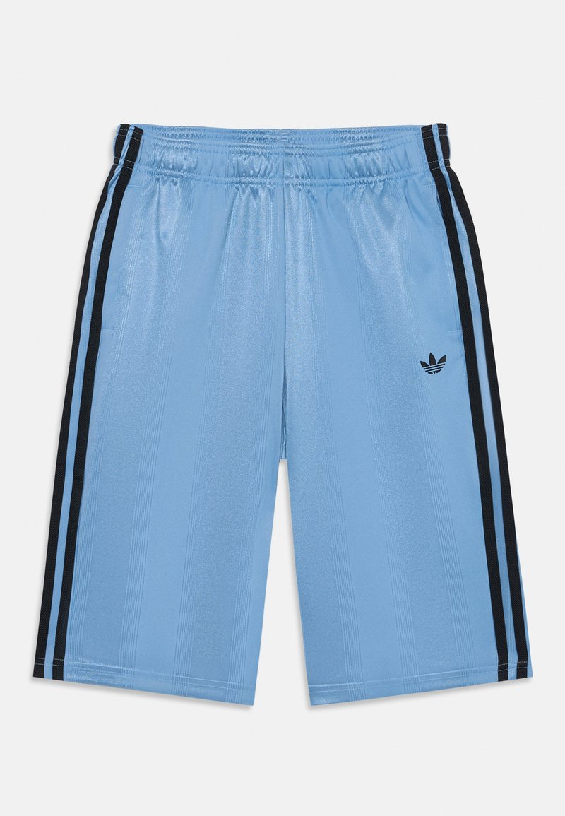 Shorts de sport bleu clair avec des rayures noires sur les côtés, une taille élastique et des détails en tissu texturé. Présence d'un petit logo noir sur la jambe gauche.