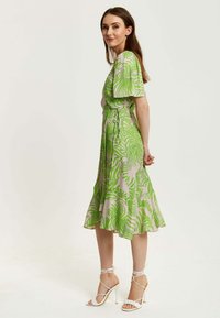 Liquorish TROPICAL PRINT MIDI WRAP  - Day dress - green