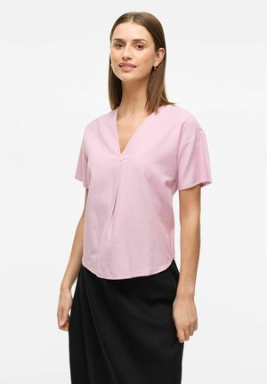 Kortærmet, V-hals pink bluse i letvægtigt stof med en løs pasform, der har en central læg og en buet forneden.