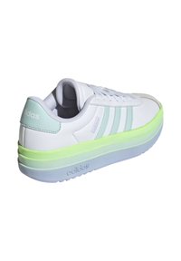 Sneaker bianco in pelle con dettagli verde menta e design a tre strisce. Presenta una soletta spessa verde lime e un collarino imbottito per il massimo comfort.