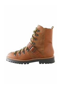 Braune Leder-Fesselstiefel mit einem Wildlederpanel, gelben und weißen Schnürsenkeln, metallischen Ösen und einer robusten schwarzen Sohle. Mit einer Schnallenakzent.