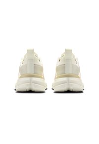 Scarpe sportive bianche con tomaia in rete, suola in gomma solida e linguetta posteriore per una facile calzata. Design minimalista con leggere accentuazioni.