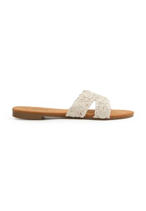 Sandalia tipo slide con un upper de tela texturizada color crema que presenta un diseño floral, plantilla suave en tono marrón y suela de goma plana.
