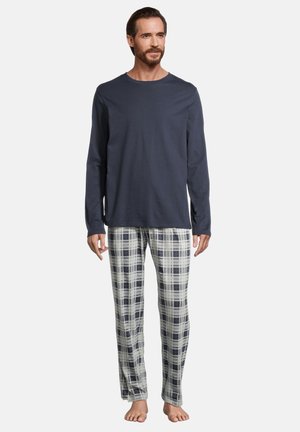 Langärmliges navy-blaues Hemd und karierte Schlafanzughosen in Grau, Blau und Weiß. Die Hose hat einen weichen Stoff und einen geraden Schnitt. Keine Schuhe.