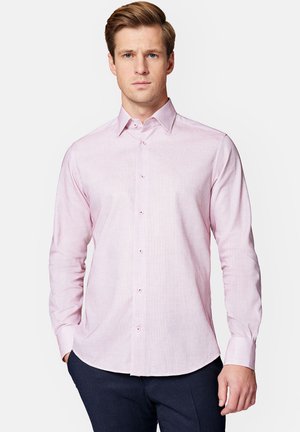 Jasnoróżowa koszula z długim rękawem o delikatnej teksturze wzorzystej, zapinana na guziki, z wyłogami. Zawiera kontrastujące akcenty guzikowe.