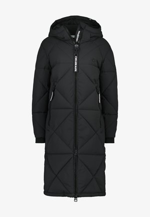 Cappotto imbottito nero con cappuccio, dotato di zip anteriore, motivo a cuciture diagonali, tasche laterali e polsini elastici.