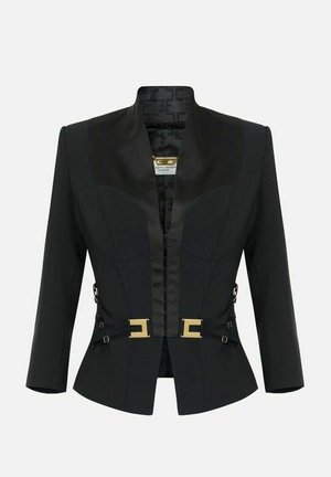 Blazer nero su misura con rever in raso, dettagli con fibbia dorata in vita e vestibilità strutturata con maniche 3/4.