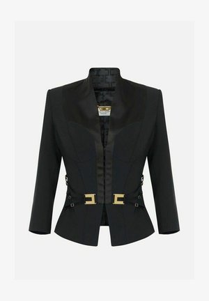 Blazer nero su misura con rever in raso, dettagli con fibbia dorata in vita e vestibilità strutturata con maniche 3/4.