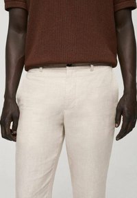 Mango Chino hlače - off-white
