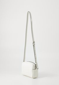 Borsa a tracolla bianca in pelle con forma rettangolare, dettagli in metallo argentato, tracolla regolabile e chiusura con zip. Design minimalista.