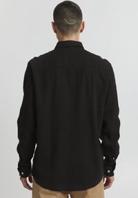 Solid SDALLAN LINEN MIX - Vapaa-ajan kauluspaita - true black