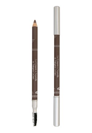 Matita per sopracciglia marrone con punta affilata e un pennello spoolie dall'altra parte. Il packaging presenta testo bianco e un cappuccio argentato.