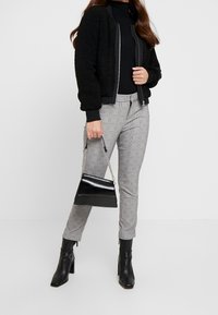 GAP Petite Vaqueros pitillo - grey